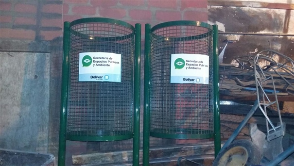 COLOCANDO CANASTOS DE RESIDUOS EN BARRIO MARÍA DEL CARMEN