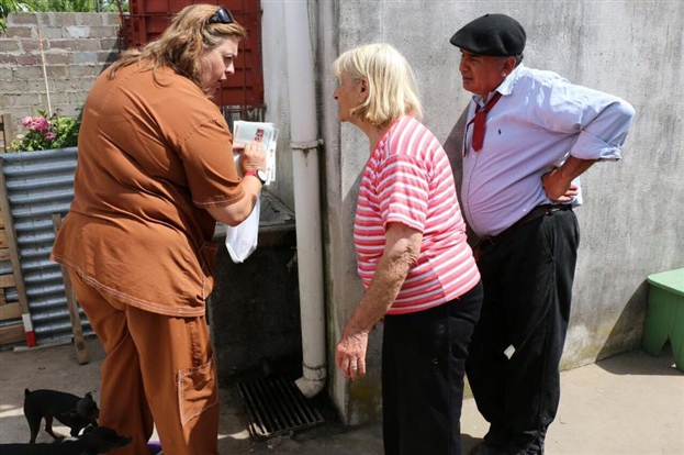 Bromatología continúa visitando a los vecinos en los barrios de la ciudad