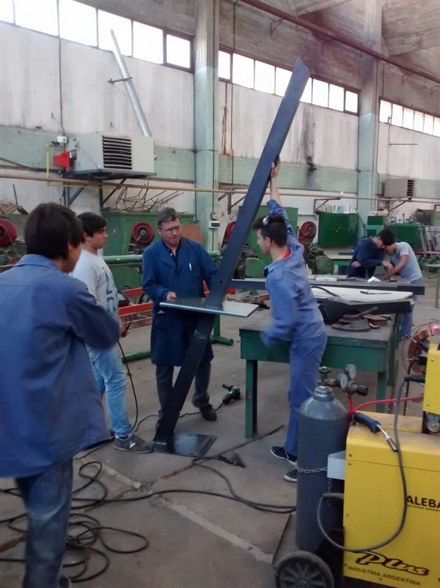 AMBIENTE JUNTO A LA ENET N°1 DESARROLLARÁN UN CARGADOR SOLAR 02