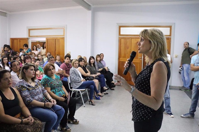 certificados a los egresados de Cuidador Domiciliario 02