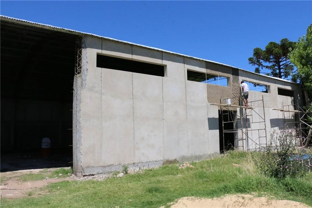 intendente visitó la obra del gimnasio con pista de patín en Independiente