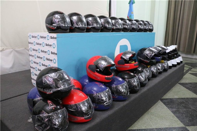 ENTREGA DE CASCOS A VECINOS 02